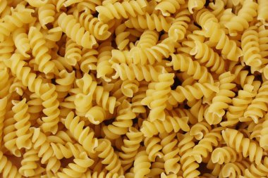 Ahşap bir masa üzerinde Durum macaroni 