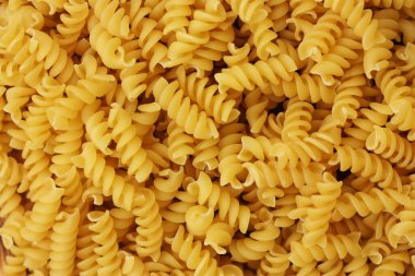 Ahşap bir masa üzerinde Durum macaroni 