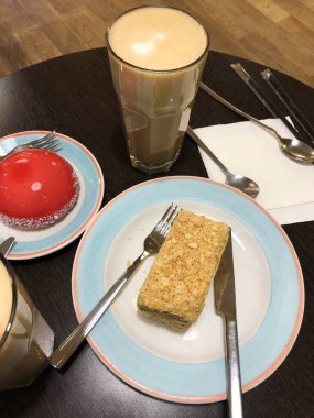 Nefis kahve ve kekler masada.