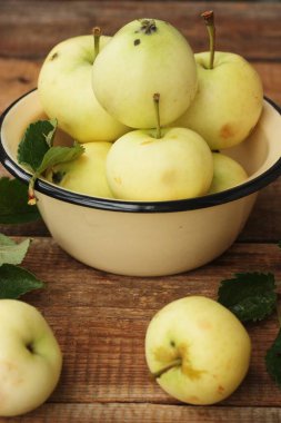 Masada yaprakları olan lezzetli yeşil elmalar.