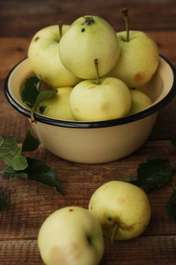 Masada yaprakları olan lezzetli yeşil elmalar.