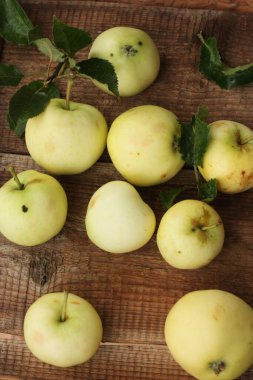 Masada yaprakları olan lezzetli yeşil elmalar.