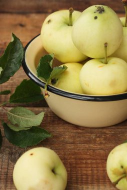 Masada yaprakları olan lezzetli yeşil elmalar.