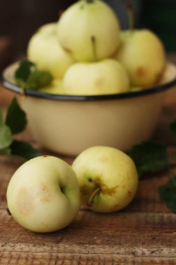 Masada yaprakları olan lezzetli yeşil elmalar.