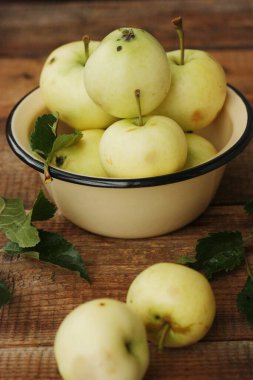 Masada yaprakları olan lezzetli yeşil elmalar.