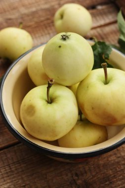 Masada yaprakları olan lezzetli yeşil elmalar.