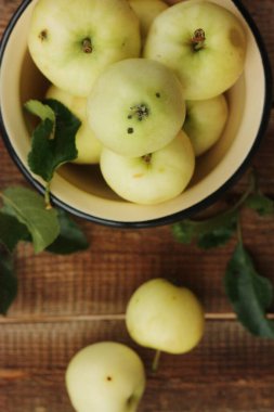 Masada yaprakları olan lezzetli yeşil elmalar.