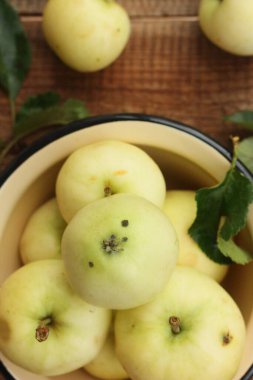 Masada yaprakları olan lezzetli yeşil elmalar.