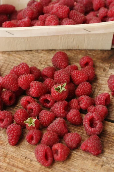 Saftiga Hallon Ett Träbord Makro — Stockfoto