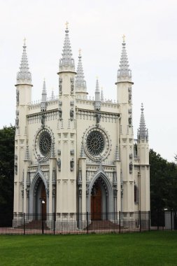 Parktaki güzel gri Gotik Şapeli