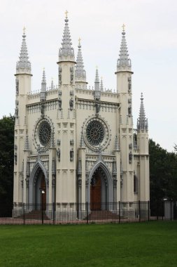 Parktaki güzel gri Gotik Şapeli
