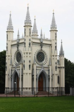 Parktaki güzel gri Gotik Şapeli