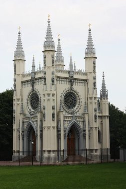 Parktaki güzel gri Gotik Şapeli