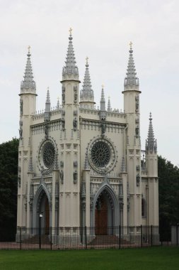 Parktaki güzel gri Gotik Şapeli