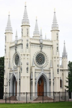 Parktaki güzel gri Gotik Şapeli