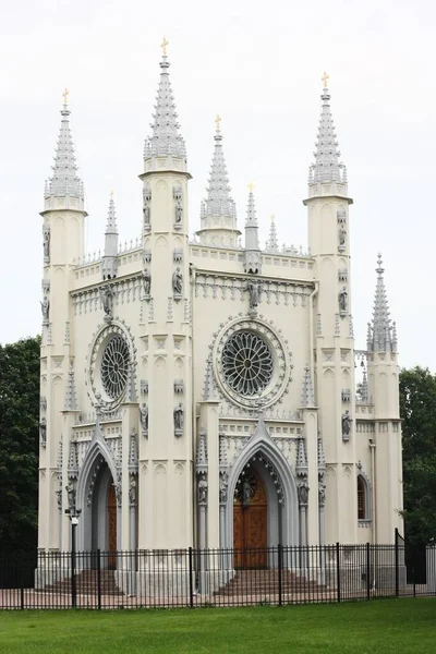 Parktaki güzel gri Gotik Şapeli