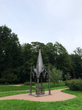 Gotik görünümlü güzel bir siyah kulübe.