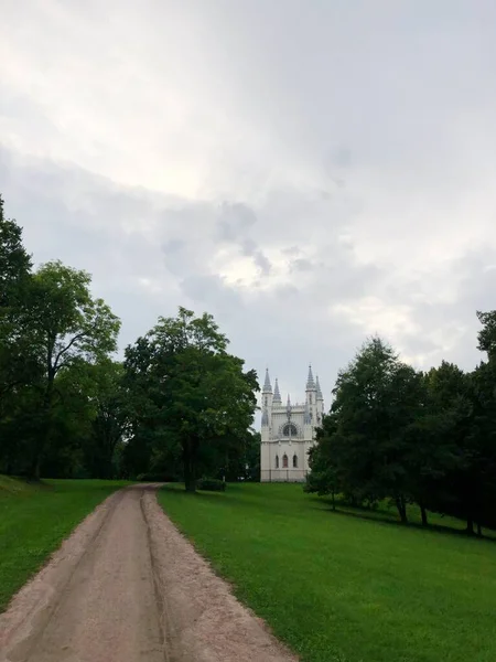 Belle Chapelle Gothique Blanche Vue Sur Route — Photo