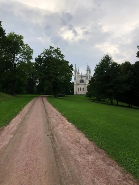 Piękna Biała Gotycka Kaplica Widok Drogę — Zdjęcie stockowe