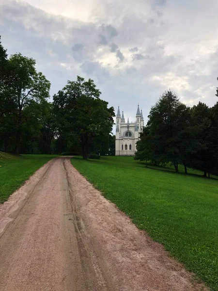 Piękna Biała Gotycka Kaplica Widok Drogę — Zdjęcie stockowe