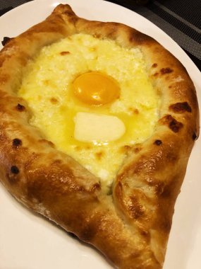 Peynirli ve yumurtalı macrolu Gürcü ekmeği. 
