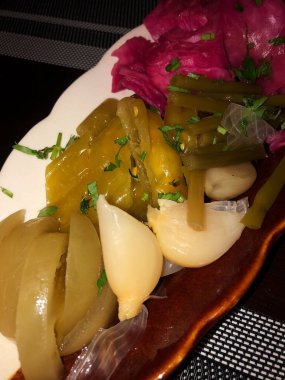 Tuzlu domates, sarımsak ve lahana.