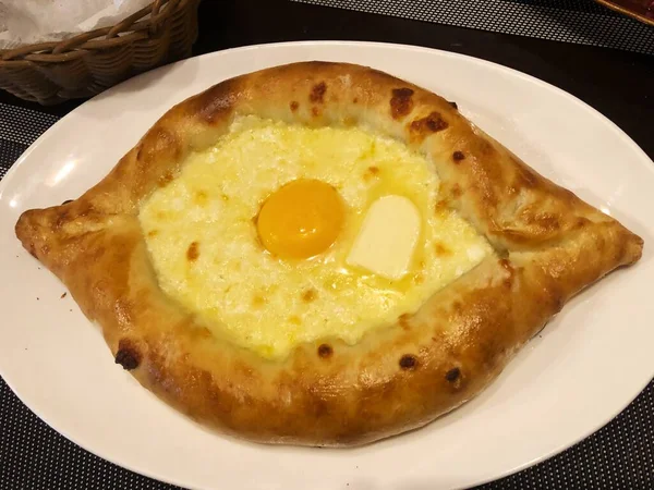 Γεωργιανός Πλατόψωμος Τυρί Και Αυγό — Φωτογραφία Αρχείου