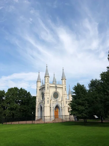 Prachtige Grijze Gotische Kapel Het Park — Stockfoto