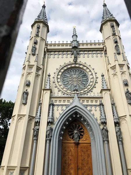 公园里美丽的灰色哥特式教堂 — 图库照片