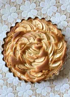 Lezzetli Charlotte, masada elmalarla 