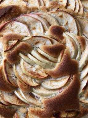 Lezzetli Charlotte, masada elmalarla 