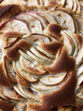 Lezzetli Charlotte, masada elmalarla 