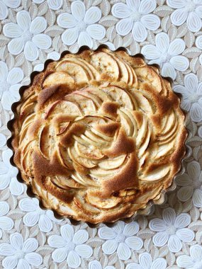 Lezzetli Charlotte, masada elmalarla 