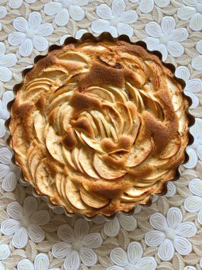 Lezzetli Charlotte, masada elmalarla 