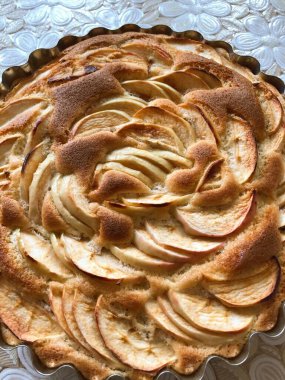 Lezzetli Charlotte, masada elmalarla 