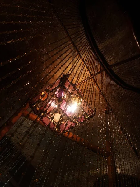 Güzel bir avizesi olan bir kafede tavan.