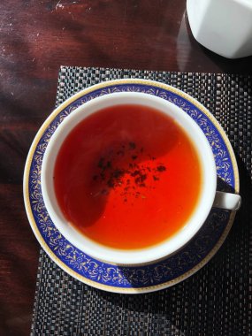 Güzel bir fincanda kekik ile siyah çay 