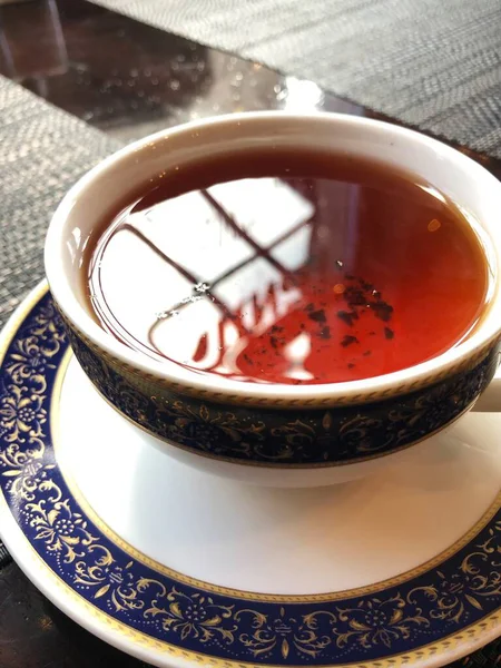 Черный Чай Тимьяном Красивой Кружке — стоковое фото