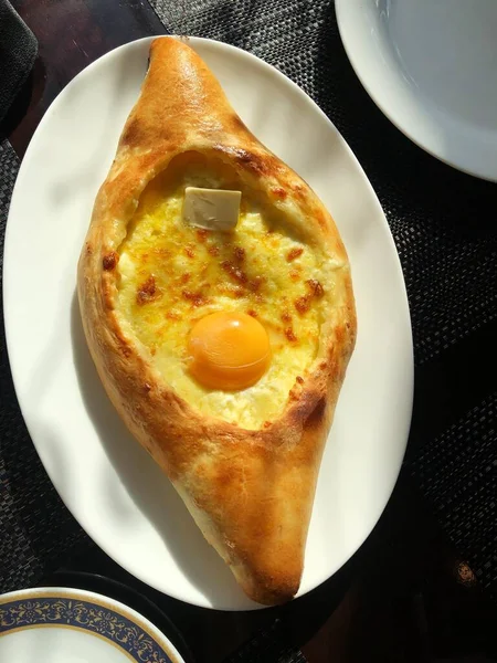 치즈와 달걀을 곁들인 맛있는 그루지야의크카하 스톡 이미지