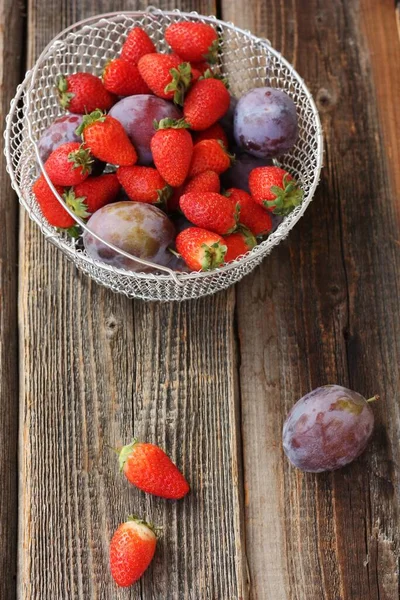 Ripe Plums Strawberries Wooden Table — Stock Photo, Image