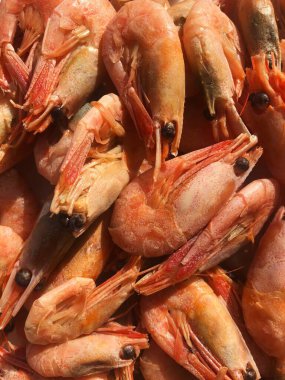 Beyaz bir tabak makroda pişmiş karides. 