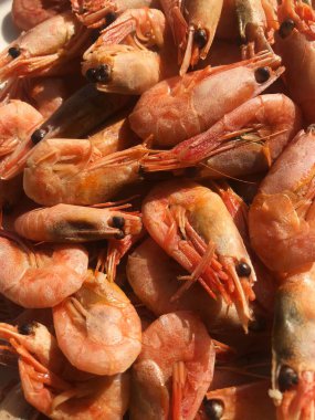 Beyaz bir tabak makroda pişmiş karides. 