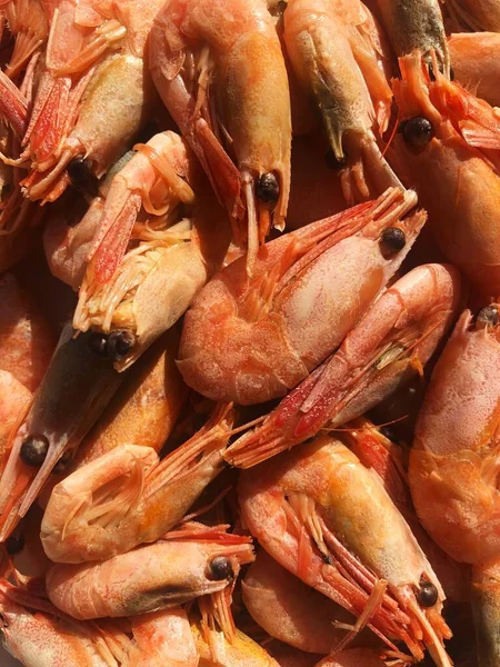 Beyaz bir tabak makroda pişmiş karides. 