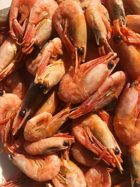 Beyaz bir tabak makroda pişmiş karides. 