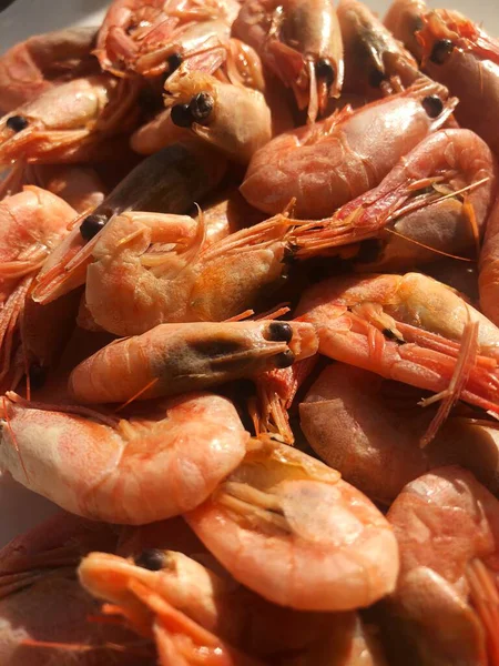 Beyaz bir tabak makroda pişmiş karides. 