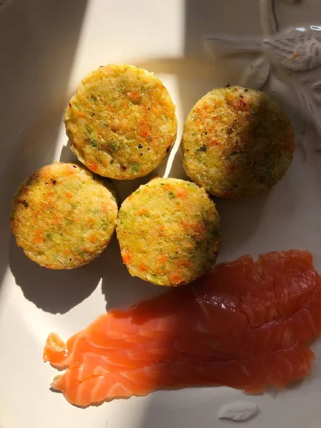 Chuletas Vegetales Con Brócoli Trucha Plato Blanco — Foto de Stock