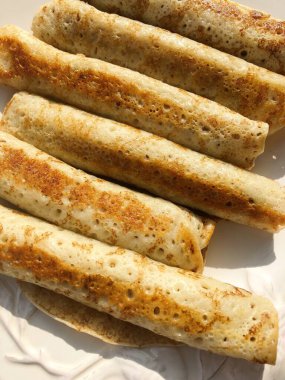 Beyaz tabakta etli leziz krep.