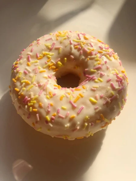 Köstlicher Donut Mit Vanille Und Sahne — Stockfoto