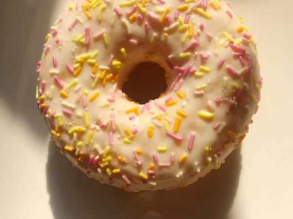 Köstlicher Donut Mit Vanille Und Sahne — Stockfoto