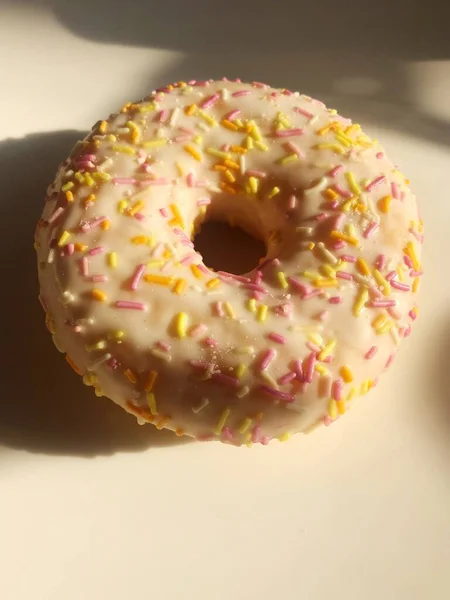 Delicioso Donut Com Baunilha Creme Macro — Fotografia de Stock